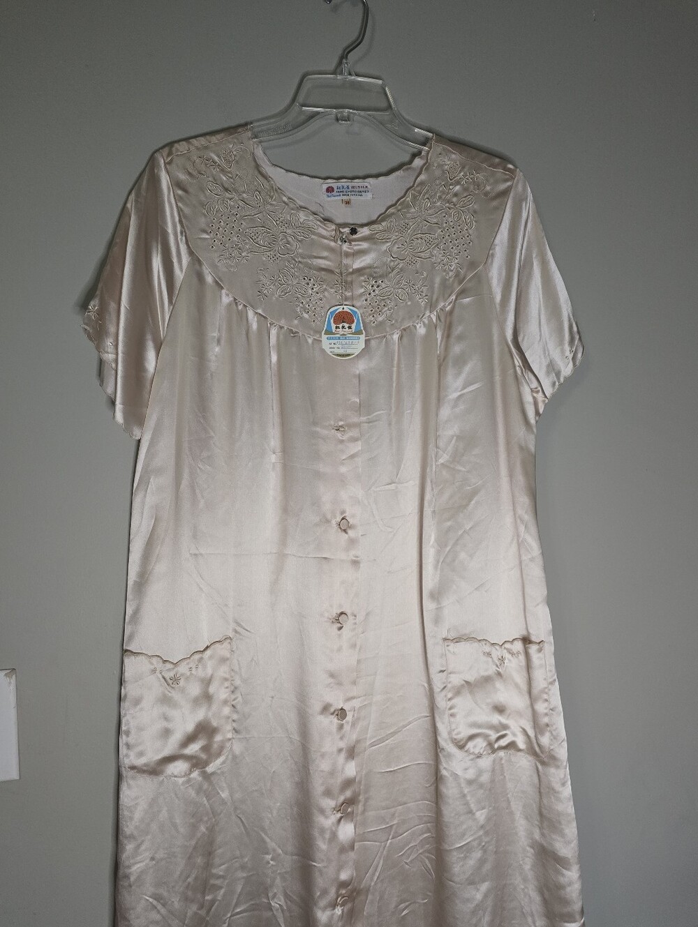 Vintage pure Drip Silk 100 %. Champagne Button-Front Nightgown Robe